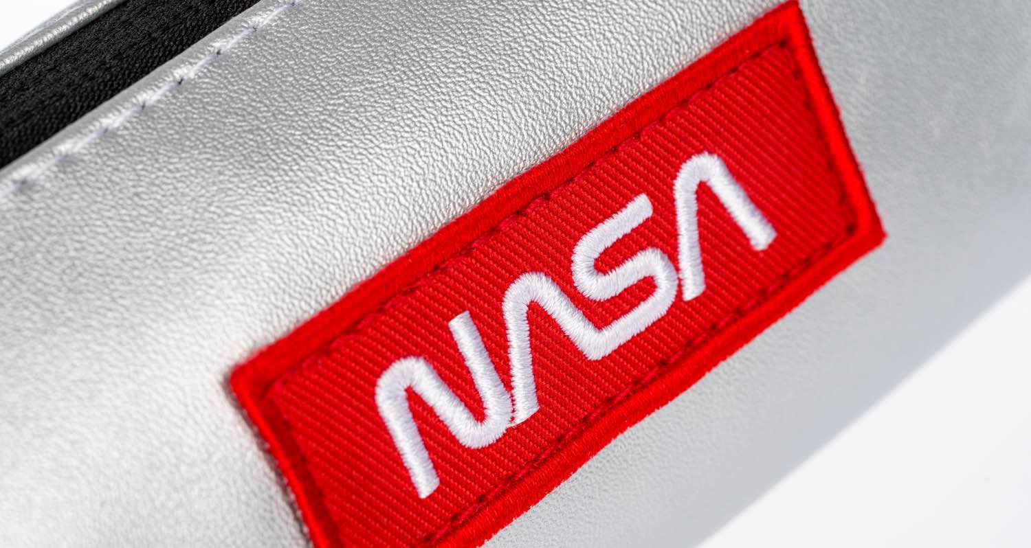 baagl-nasa-trousse-scolaire-argent-logo image 4