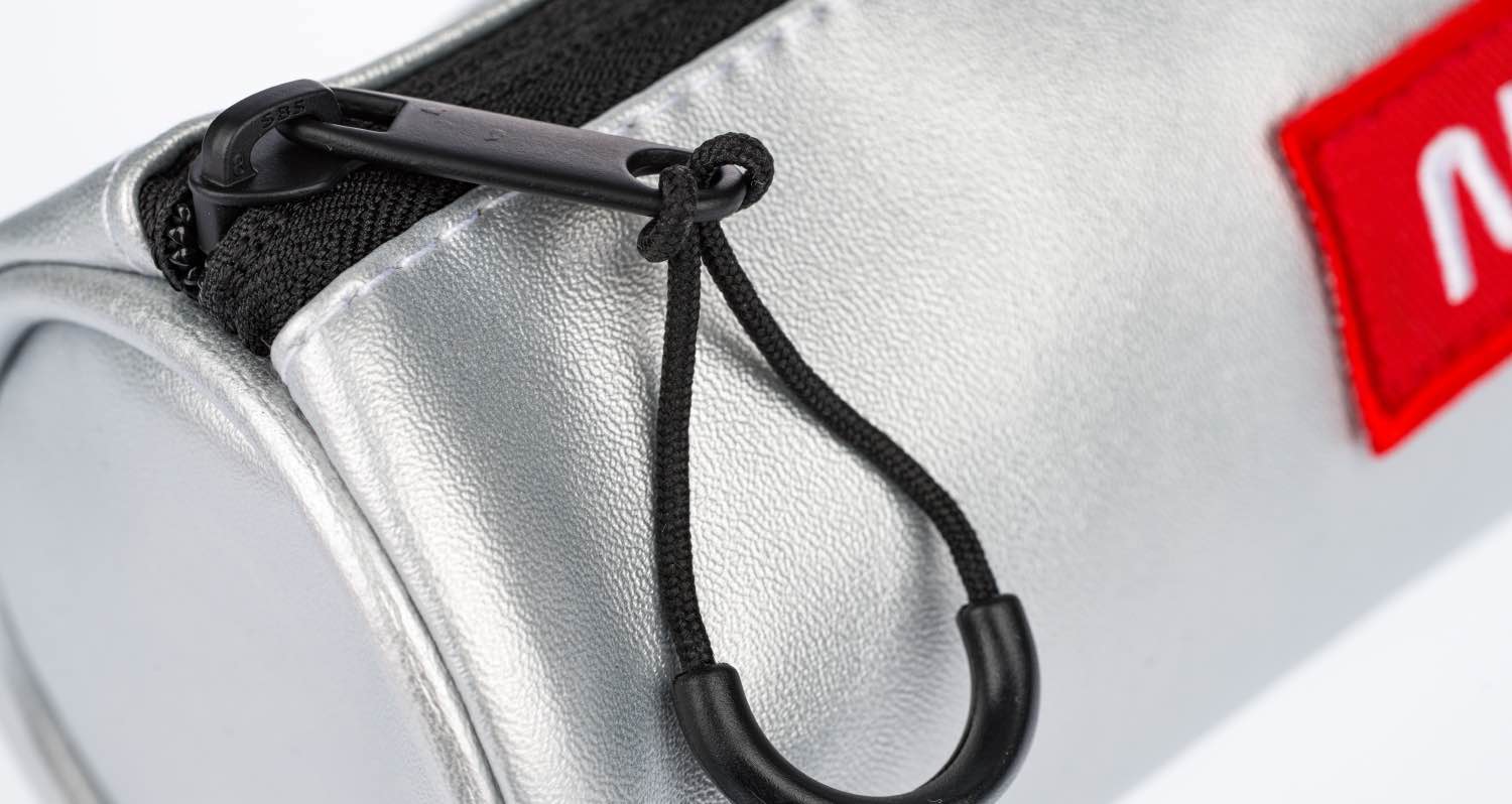 baagl-nasa-trousse-scolaire-argent-logo image 3