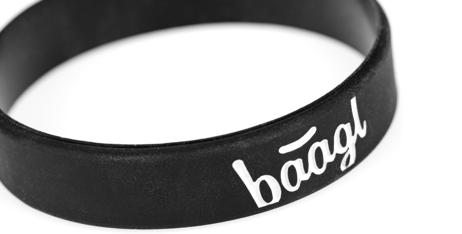 baagl-bracelet-phosphorescent-noir-silicone-logo image 2