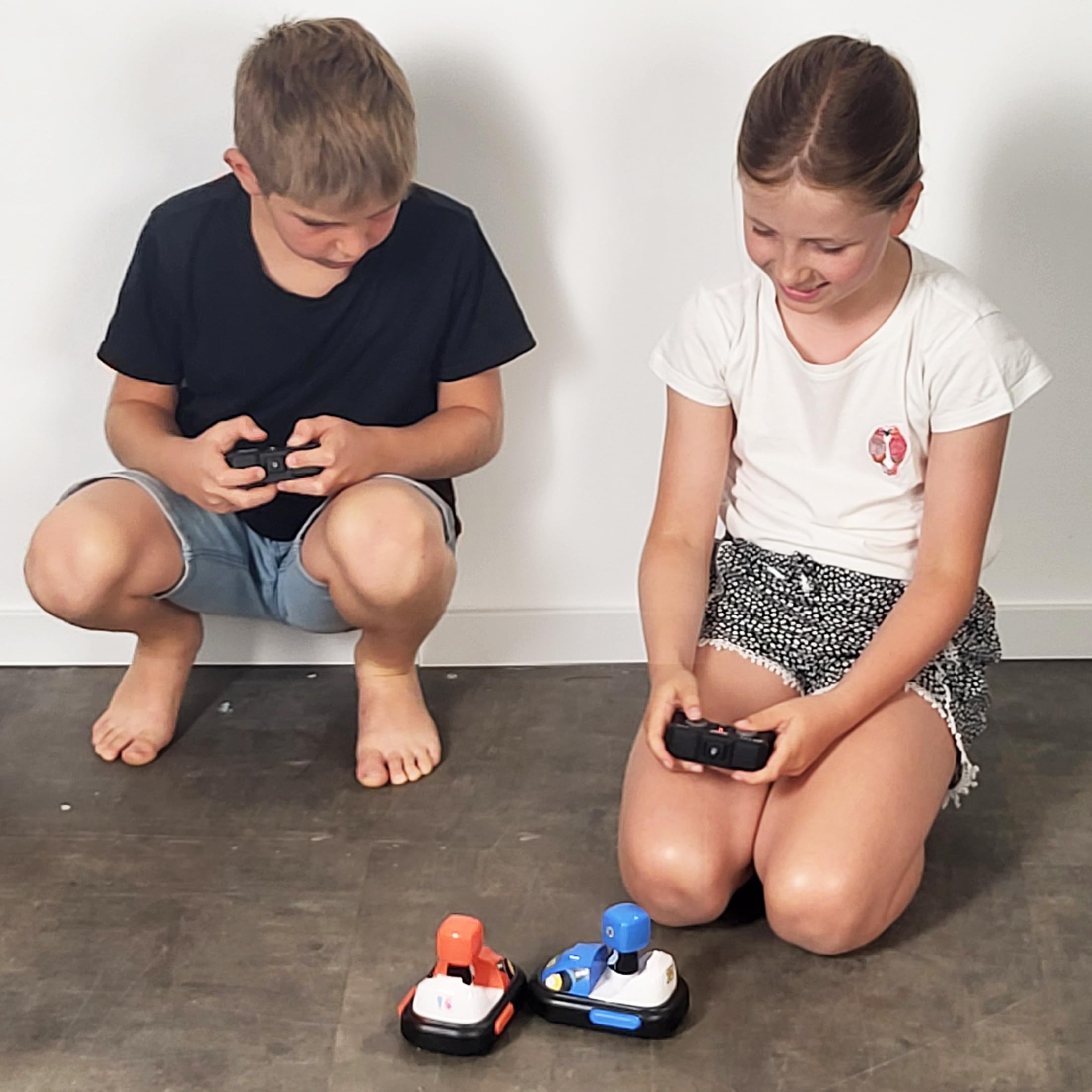 buki-radiocommand-s-37296-pack-2-karts-rc-rouge-bleu-6-ans image 7